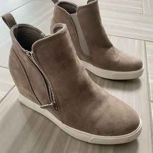 Anne Klein size 8 wedges taupe grey color